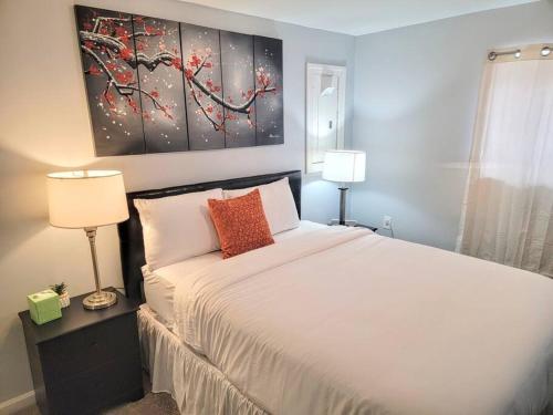 sypialnia z dużym białym łóżkiem z 2 lampami w obiekcie Riviera Beach Getaway with 5BDR near Airport and Casino w mieście Pasadena
