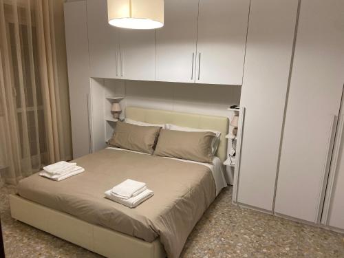 een slaapkamer met een bed met twee handdoeken erop bij Giuliana in Rome