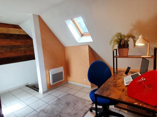 Habitación con mesa, sillas y ventana en La ruelle des 2 vallées, en Arreau