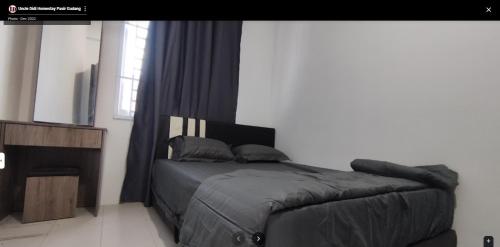 1 dormitorio con 1 cama en una habitación en Uncle Didi Guest House Pasir Gudang, en Pasir Gudang