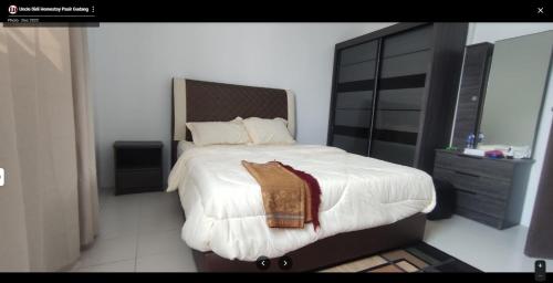 Tempat tidur dalam kamar di Uncle Didi Guest House Pasir Gudang