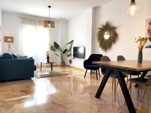 a living room with a table and chairs at Amplio y luminoso apartamento en el centro in Don Benito