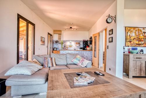 un salon avec un canapé et une table dans l'établissement San Bernardino, à Santa-Reparata-di-Balagna