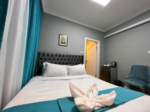Un ou plusieurs lits dans un hébergement de l'établissement Pyramids Gate Hotel