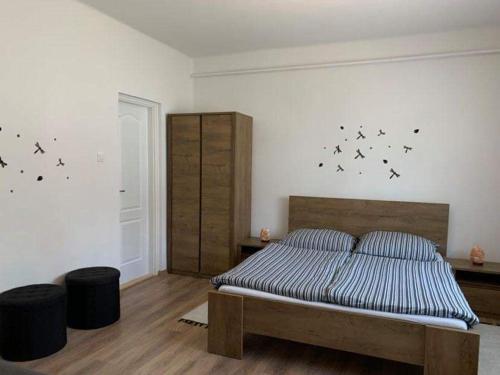 1 dormitorio con 1 cama con pájaros negros en la pared en Anikó nyaralóház, en Badacsonytomaj