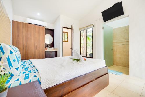 可可的住宿－Club Voca #9，一间卧室设有一张大床和一个步入式淋浴间。