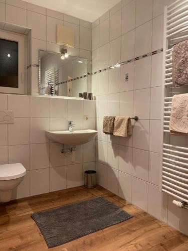 uma casa de banho com um lavatório, um WC e um espelho. em Apartment Emma em Mayrhofen