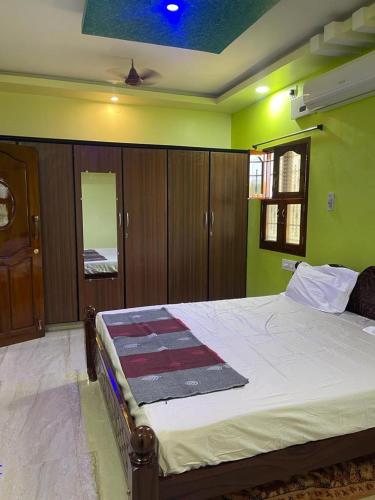 Postel nebo postele na pokoji v ubytování RIVER VIEW HOME STAY SERVICE APARTMENT