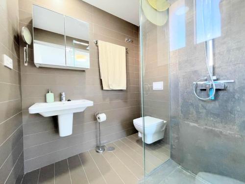 ein Bad mit einem Waschbecken, einem WC und einer Dusche in der Unterkunft Villa Bambu Gran Alacant by Villas&You in Gran Alacant