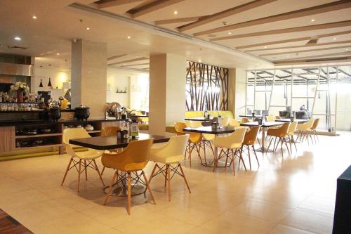 - un restaurant avec des tables et des chaises dans une salle dans l'établissement Bromo Park Hotel Probolinggo, à Probolinggo