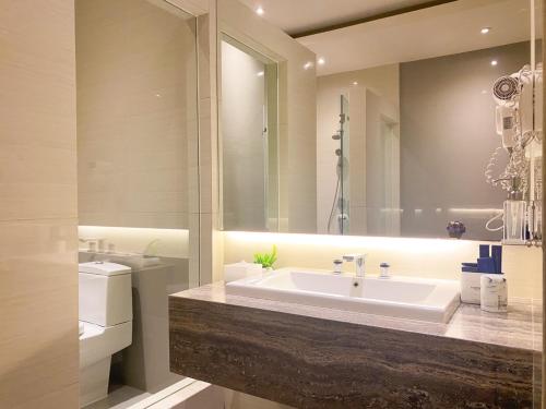 La salle de bains est pourvue d'un lavabo et d'un miroir. dans l'établissement Bromo Park Hotel Probolinggo, à Probolinggo