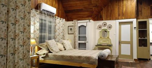 sypialnia z łóżkiem i oknem w obiekcie Chinarchalet w mieście Palampur