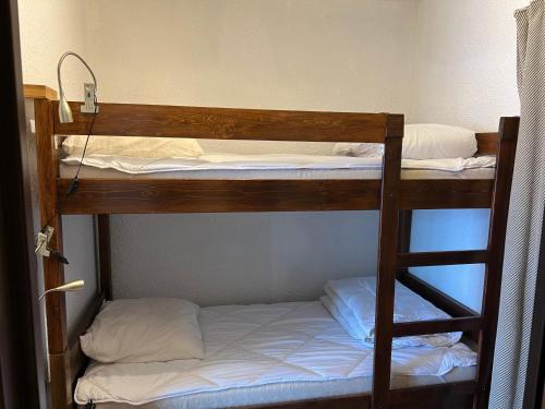 - deux lits superposés dans une chambre dans l'établissement Appartement station Orcieres merlette, à Orcières