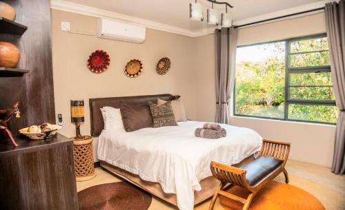 Sweni Lodge 91 Mjejane Kruger Park في هكتورسبروت: غرفة نوم بسرير ونافذة