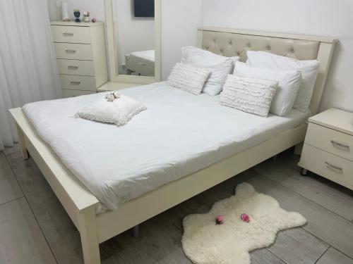 Ein Bett oder Betten in einem Zimmer der Unterkunft תכלת על הכינרת Light blue on the Kinneret lake