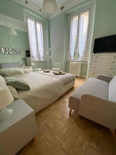 - une chambre avec un grand lit et un canapé dans l'établissement La Chic Maison de Milan, à Milan