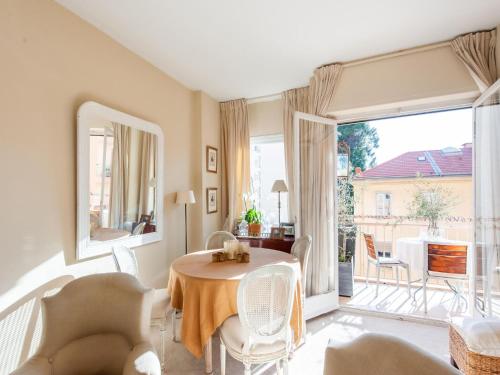 Photo de la galerie de l'établissement Apartment in Menton with Garden View, à Menton