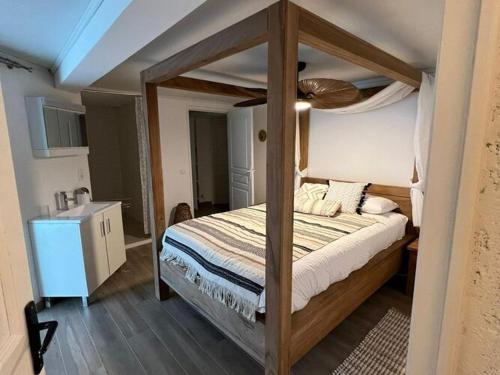 ein Schlafzimmer mit einem Himmelbett in einem Zimmer in der Unterkunft Cozy holiday home in Caniac-du-Causse in a wonderful environment in Caniac-du-Causse