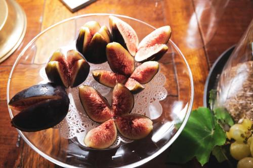 een glazen schaal gevuld met fruit op een tafel bij Corte Gondina Boutique Hotel in La Morra