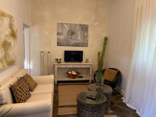 Μια τηλεόραση ή/και κέντρο ψυχαγωγίας στο ENCHANTING SELF-CATERING VILLA with QUEEN BED AT BOKMAKIERIE VILLAS