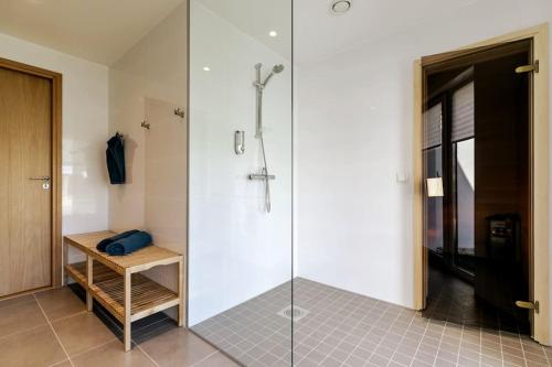 y baño con ducha y puerta de cristal. en Tallinn Residences, en Petrikyula