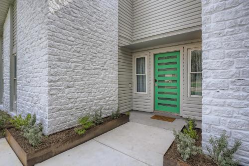een voordeur van een huis met een groene deur bij Cozy Stylish Home in Round Rock! in Round Rock
