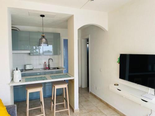 cocina con encimera y 2 taburetes en una habitación en Casa Clara - Playa Matagorda, en Puerto del Carmen