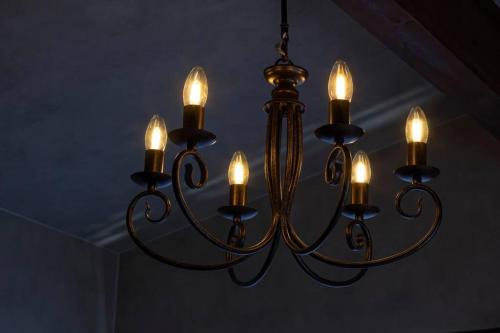 a chandelier with nine lights hanging from a ceiling at Yadoya YADOKARI in Pippu