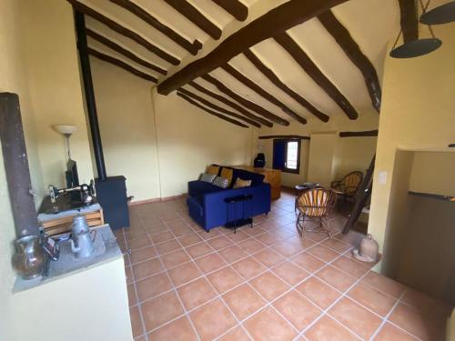 sala de estar con sofá azul y mesa en Cals Piris Casa Rural, en Cabacés