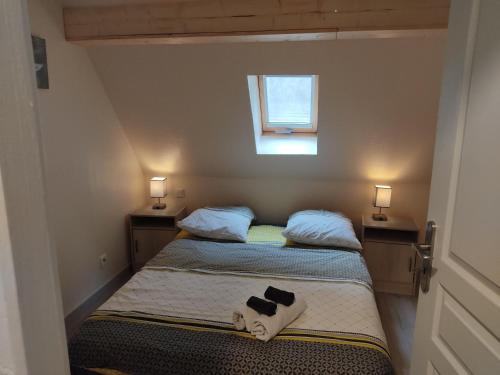 ein kleines Schlafzimmer mit einem Bett mit Handtüchern darauf in der Unterkunft Azede in Niederhergheim