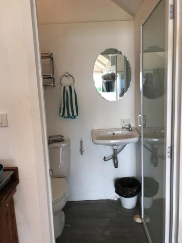 ランタ島にあるWalden Koh Lanta - Tiny Homes by the Seaのトイレ、洗面台、鏡のあるバスルーム