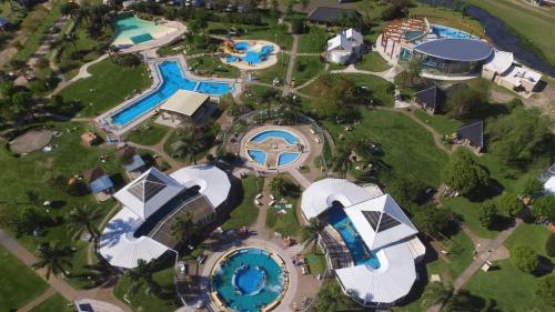uma vista panorâmica de um parque aquático com várias piscinas em Vina em Villa Elisa