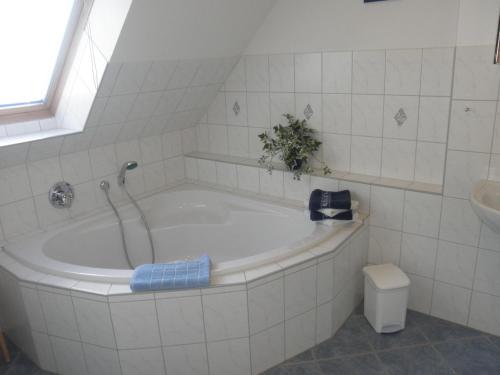 Koupelna v ubytování 4 Sterne Ferienwohnung Ostsee auf dem Ferienhof Röhling