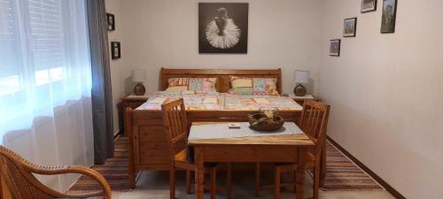 una camera con letto, tavolo e sedie di Trixi a Kastellaun