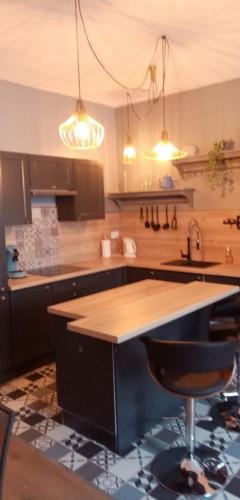 une cuisine avec un comptoir en bois dans une pièce dans l'établissement Cauquilha SPACIEUX APPARTEMENT BOURGEOIS EN CENTRE VILLE, à Béziers