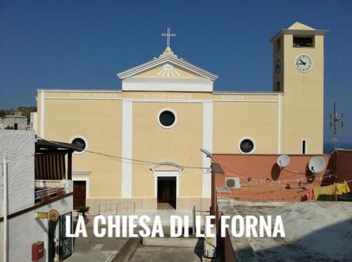 een kerk met een klokkentoren erop bij Ponzamania Appartamenti ,,Belvedere'' Ponza in Ponza