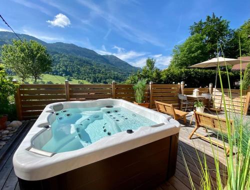 Kúpele alebo wellness v ubytovaní Androsace Appartement dans Chalet bois avec Jacuzzi privatif Terrasse et Vue Montagne