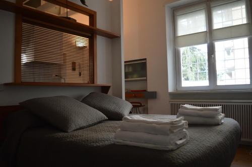 1 dormitorio con 1 cama con toallas en DOMUS B Corso Francia apartment, en Roma