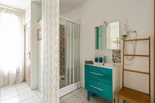 ein Badezimmer mit einem blauen Waschbecken und einer Dusche in der Unterkunft La Clé d'Or in Servian