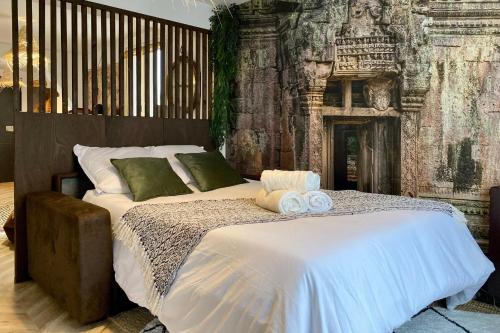um quarto com uma cama com toalhas em L'Expédition BEST KEYS - Centre Ville - Netflix em Villeneuve-sur-Yonne