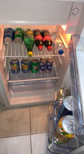 un réfrigérateur rempli de nombreuses canettes de soda dans l'établissement Très belle suite dans le centre historique idéale pour 2 personnes, à Orange