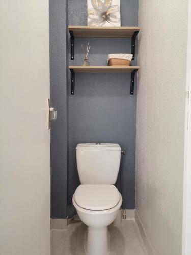 une salle de bain avec des toilettes blanches dans une chambre dans l'établissement T2 plage de sable à 300m+ parking gratuit, à Bandol