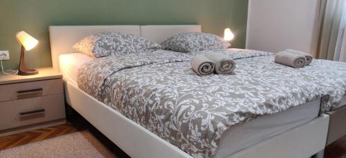 sypialnia z łóżkiem z dwoma ręcznikami w obiekcie Apartman Mara w mieście Mala Subotica
