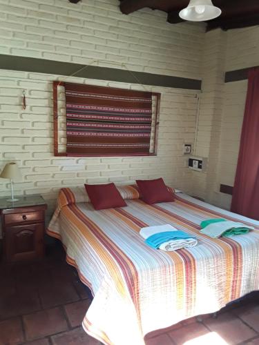 um quarto com uma cama grande e uma janela em La Tranquera Alquiler Temporario em Cafayate