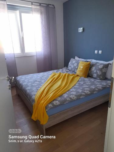 - une chambre avec un lit doté d'une couverture jaune dans l'établissement Emi2, à Crikvenica