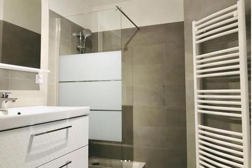 biała łazienka z umywalką i prysznicem w obiekcie MONTICELLO - L'ÎLE-ROUSSE APPARTEMENT BORD DE MER 3 Pièces 4 Personnes w mieście Monticello