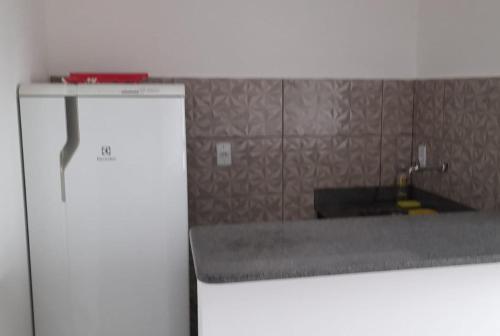 una cucina con piano di lavoro e frigorifero di Apto Araujo Macae a Macaé