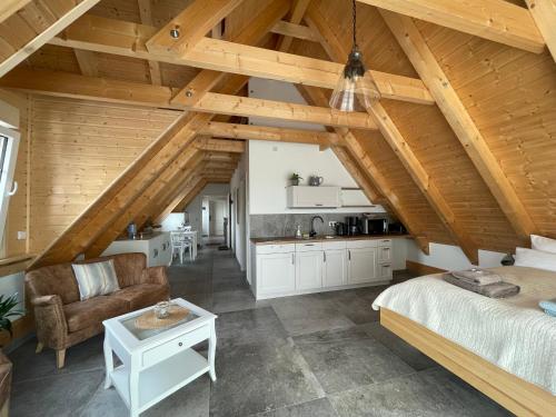 sala de estar con cama y cocina en SEENLANDHOF, en Senftenberg