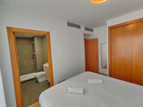 una habitación con una cama y un baño con inodoro en Large terrace luxury apartment, en Sant Adrià de Besòs