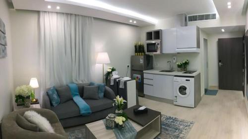 a large living room with a couch and a kitchen at ناصرية العليا in Al Khobar
